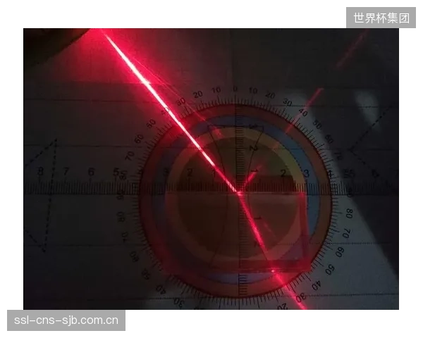 一项对比研究指出，在引入低反射防眩光玻璃后墙的俱乐部中，因视觉误判导致的球员与墙体或对手的碰撞事故率下降了12%